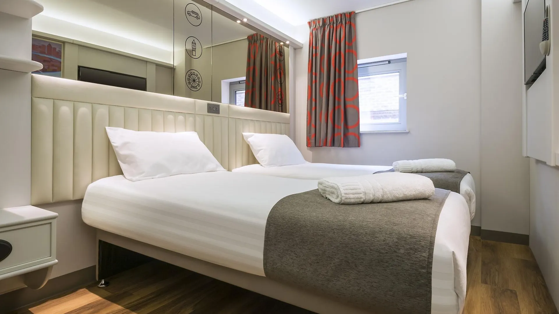 Point A Hotel London Canary Wharf 3*,